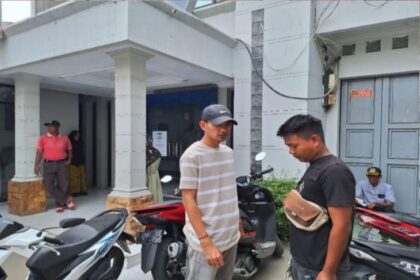 Petugas piket Polsek Banyusari, Polres Karawang Polda Jawa Barat Brigadir Yudha Nugraha melakukan patroli Kring Serse pada lokasi rawan Kriminalitas. Foto: humas polri