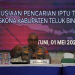 Konferensi pers dipimpin oleh Kapolda Papua Barat Irjen Pol Johnny Eddizon Isir, S.I.K., M.T.C.P., selaku Koordinator Misi Kemanusiaan Operasi SAR Polda Papua Barat 2025.