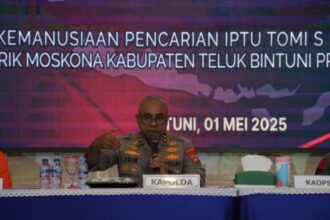 Konferensi pers dipimpin oleh Kapolda Papua Barat Irjen Pol Johnny Eddizon Isir, S.I.K., M.T.C.P., selaku Koordinator Misi Kemanusiaan Operasi SAR Polda Papua Barat 2025.