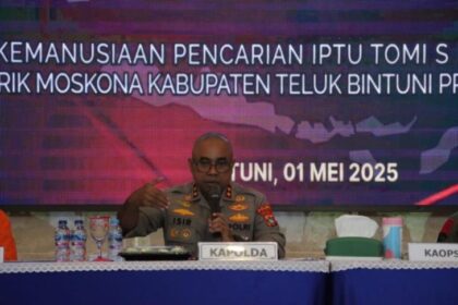 Konferensi pers dipimpin oleh Kapolda Papua Barat Irjen Pol Johnny Eddizon Isir, S.I.K., M.T.C.P., selaku Koordinator Misi Kemanusiaan Operasi SAR Polda Papua Barat 2025.