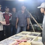 Kapolres Pandeglang AKBP Dhyno Indra Setyadi didampingi jajarannya sedang berbincang-bincang dengan pedagang, saat melakukan patroli di kawasan kuliner Teluk, Kecamatan Labuan, beberapa waktu lalu.