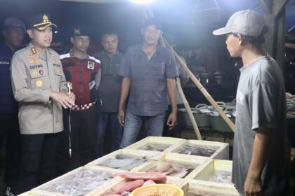 Kapolres Pandeglang AKBP Dhyno Indra Setyadi didampingi jajarannya sedang berbincang-bincang dengan pedagang, saat melakukan patroli di kawasan kuliner Teluk, Kecamatan Labuan, beberapa waktu lalu.