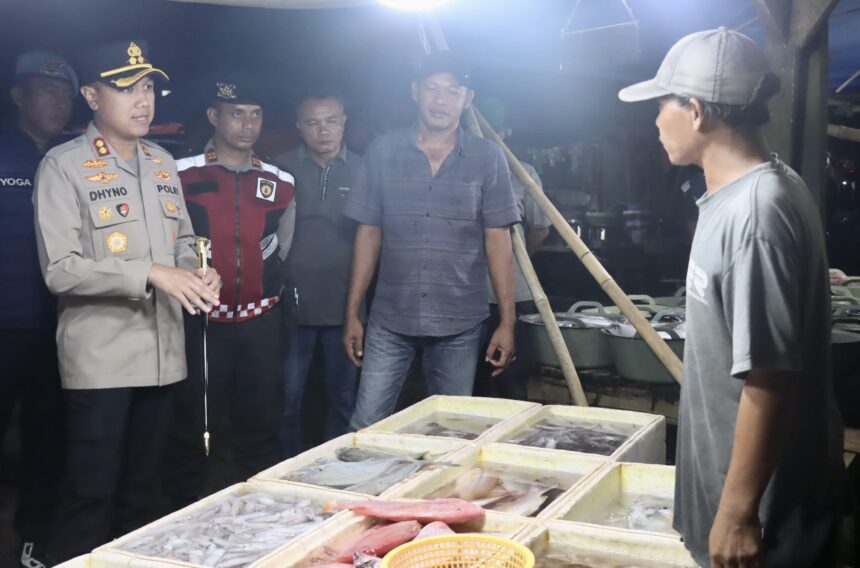 Kapolres Pandeglang AKBP Dhyno Indra Setyadi didampingi jajarannya sedang berbincang-bincang dengan pedagang, saat melakukan patroli di kawasan kuliner Teluk, Kecamatan Labuan, beberapa waktu lalu.