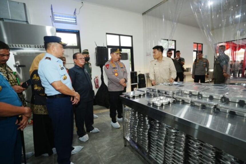Kapolri Jenderal Listyo Sigit Prabowo saat meninjau SPPG Polda Sulsel di Makassar, Sulawesi Selatan Foto: Humas Polri