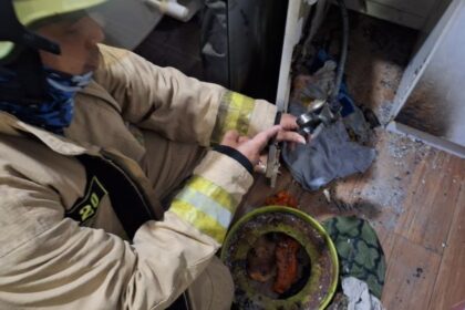 Petugas Suku Dinas Penanggulangan Kebakaran dan Penyelamatan Jakarta Timur, melakukan pengamanan di lokasi kompor listrik yang terbakar di unit rumah di Jalan Masjid Al Akbar, RT 002/RW 02, Kelurahan Munjul, Kecamatan Cipayung, Senin (26/5/2025). Foto: Ist