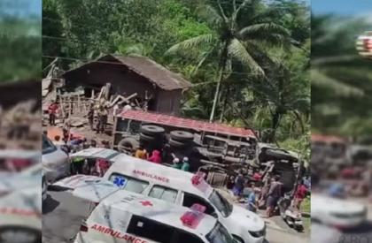 Kecelakaan maut truk menabrak angkot menewaskan 11 orang di Purworejo, Jateng, Rabu (7/5/2025). (Foto: ist)
