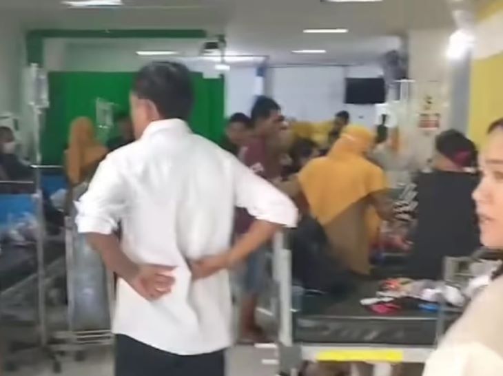 Puluhan anak di Kabupaten Penukal Abab Lematang Ilir (PALI) Provinsi Sumatera Selatan dilarikan ke Rumah Sakit Umum Daerah (RSUD) diduga keracunan setelah menyantap program Makan Bergizi Gratis (MBG) pada Senin (5/5/2025). Foto: Tangkap layar IG @prabumulih.bedalu