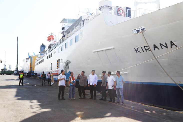 Deputi Bidang Komunikasi dan Informasi Kemenko Polhukam, Marsekal Muda TNI Eko Dono Indarto beserta jajaran saat melakukan pengecekan wilayah rawan premanisme di Jawa Timur Minggu (11/5/2025). Foto: Kemenko Polkam