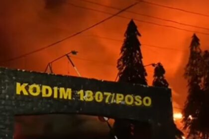 Kebakaran melanda Markas Kodim 1307 Poso, Sulawesi Tengah malam ini Senin (26/5/2025). Foto: Tangkap layar @info.negri