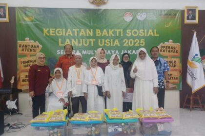 Kepala Sentra Mulya Jaya Jakarta, Siti Indriasari Oktaviana bersama Dinas Sosial dan Sudin Sosial Jakarta saat memberikan bantuan kepada sejumlah lansia dalam kegiatan bakti sosial Memperingati Hari Lanjut Usia Nasional 2025 di Aula Sentra Mulya Jaya, Kelurahan Gedong, Kecamatan Pasar Rebo, Jakarta Timur, Sabtu (31/5/2025). Foto: Joesvicar Iqbal/ipol.id