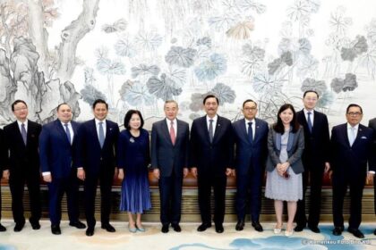 Ketua Dewan Ekonomi Nasional Luhut Binsar Pandjaitan bertemu Menteri Luar Negeri Tiongkok Wang Yi di Beijing. Foto: Kemenkeu