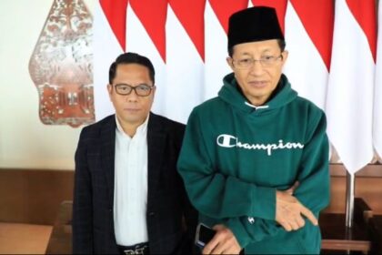 Menag Nasaruddin Umar (kanan) didampingi Sekjen Kemenag Kamaruddin Amin (kiri) di Bandara Soetta.