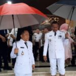 Wali Kota Jakarta Selatan, Munjirin dan Pelaksana Tugas (Plt) Wakil Wali Kota Jakarta Selatan, Ali Murthadho, saat menuju ke acara pelantikan pejabat eselon Aparatur Sipil Negara (ASN) di Balai Kota DKI, Jakarta Pusat, Rabu (7/5/2025). Foto: Joesvicar Iqbal/ipol.id