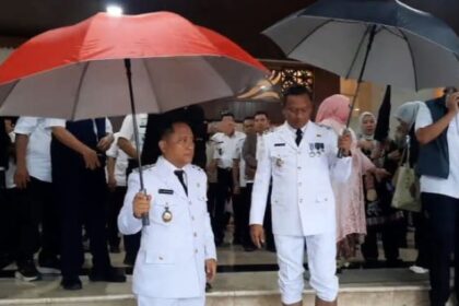 Wali Kota Jakarta Selatan, Munjirin dan Pelaksana Tugas (Plt) Wakil Wali Kota Jakarta Selatan, Ali Murthadho, saat menuju ke acara pelantikan pejabat eselon Aparatur Sipil Negara (ASN) di Balai Kota DKI, Jakarta Pusat, Rabu (7/5/2025). Foto: Joesvicar Iqbal/ipol.id