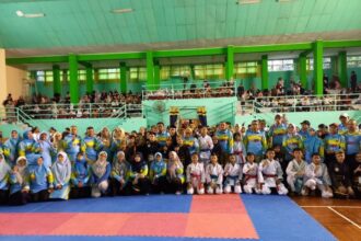 Asisten Kesra, Achmad Salahuddin dan jajaran bersama para atlet berbagai cabang olah raga dalam kegiatan Olimpiade Olahraga Siswa Nasional (O2SN) di GOR Makasar, Jakarta Timur, Senin (26/5/2025). Foto: Ist