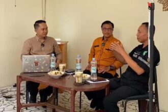 Tampak podcast yang dimoderatori oleh Karimul Hamid, SH dengan narasumber Dr Subardin, AB, SKM, MKes, (akademisi/Ketua Sekolah Tinggi Ilmu Kesehatan Indonesia Jaya/STIK IJ Palu, Ilham N Sunus, SKM (Kepala Bidang Pemberdayaan Sosial Dinas Sosial Provinsi Sulteng). Foto: Pemprov Sulteng