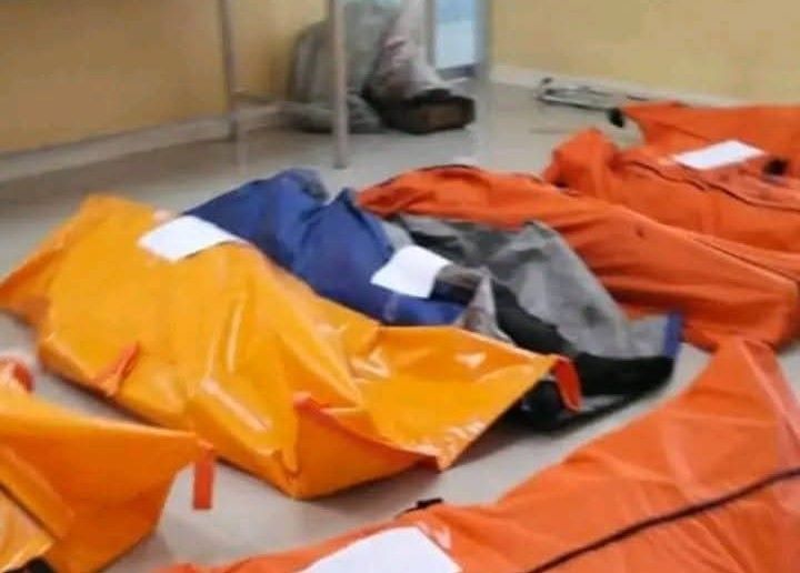 Kantong jenazah 11 korban tewas saat pemusnahan amunisi tak layak pakai di Garut, Jawa Barat, Senin pagi.