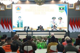 Kepala Badan Nasional Penanggulangan Bencana (BNPB) Suharyanto (kemeja dan rompi hijau) saat memberikan arahan kepada peserta Rapat Koordinasi Penanggulangan Bencana di Auditorium Istana Gubernur, Kota Padang, Sumatera Barat, Rabu (7/5/2025). Foto: Ist