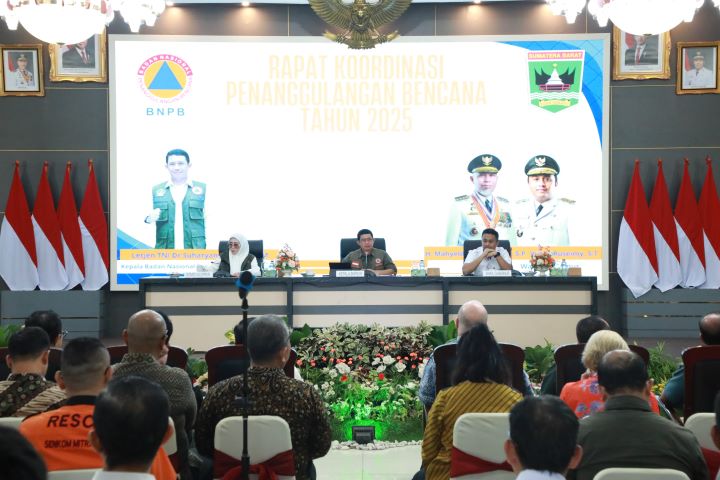 Kepala Badan Nasional Penanggulangan Bencana (BNPB) Suharyanto (kemeja dan rompi hijau) saat memberikan arahan kepada peserta Rapat Koordinasi Penanggulangan Bencana di Auditorium Istana Gubernur, Kota Padang, Sumatera Barat, Rabu (7/5/2025). Foto: Ist