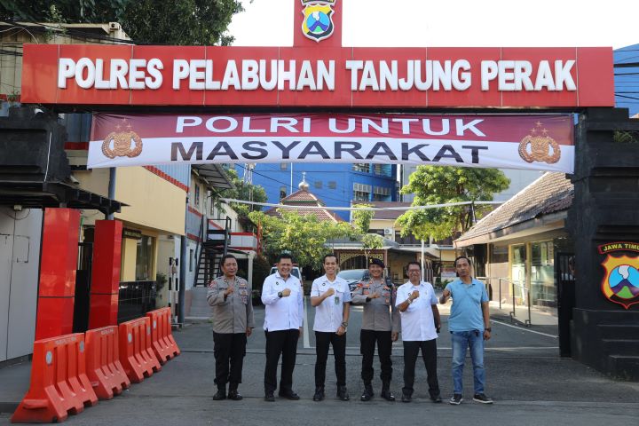 Deputi Bidang Komunikasi dan Informasi (Kominfo) Kemenko Polhukam, Marsekal Muda TNI Eko Dono Indarto beserta jajaran saat mengunjungi Polres Pelabuhan Tanjung Perak dan Badan Kesatua olitik (Bakesbangpol) Provinsi Jawa Timur, Senin (12/5/2025). Foto: Kemenko Polkam