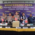 Kapolres Tangsel AKBP Victor D.H. Inkiriwang saat memimpin konferensi pers ungkap kasus pembunuhan di Pamulang. Foto : Ist