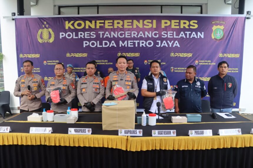 Kapolres Tangsel AKBP Victor D.H. Inkiriwang saat memimpin konferensi pers ungkap kasus pembunuhan di Pamulang. Foto : Ist