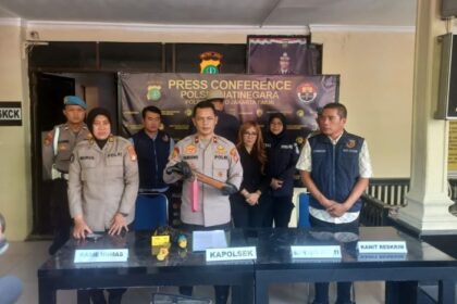 Kapolsek Jatinegara, Kompol Samsono didampingi Kasi Humas Polres Metro Jakarta Timur dan Kanit Reskrim dalam pengungkapan kasus pembacokan menghadirkan tersangka berinisial RR di Mapolsek, Selasa (27/5/2025). Foto: Joesvicar Iqbal/ipol.id