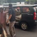 Dua pelaku berinisial N, 30, Ibu kandung korban dan E, 32, teman laki-laki, penganiaya anak R, 2, diamankan polisi di kawasan Kebayoran Baru, Jakarta Selatan, Jumat (9/5/2025). Foto: Ist