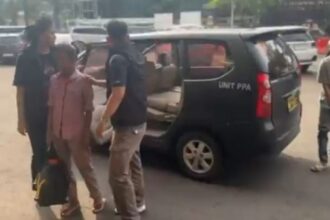 Dua pelaku berinisial N, 30, Ibu kandung korban dan E, 32, teman laki-laki, penganiaya anak R, 2, diamankan polisi di kawasan Kebayoran Baru, Jakarta Selatan, Jumat (9/5/2025). Foto: Ist