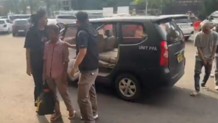 Dua pelaku berinisial N, 30, Ibu kandung korban dan E, 32, teman laki-laki, penganiaya anak R, 2, diamankan polisi di kawasan Kebayoran Baru, Jakarta Selatan, Jumat (9/5/2025). Foto: Ist