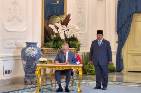 Presiden Prabowo Subianto bersama Perdana Menteri Australia Anthony Albanese yang tengah mengisi buku tamu kenegaaraan (foto: ist)