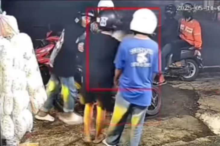 Penyerangan sekelompok pemuda terhadap dua remaja di Madiun yang sedang mengisi bensin di warung. Foto: Tangkap layar X @EternalFirstLov