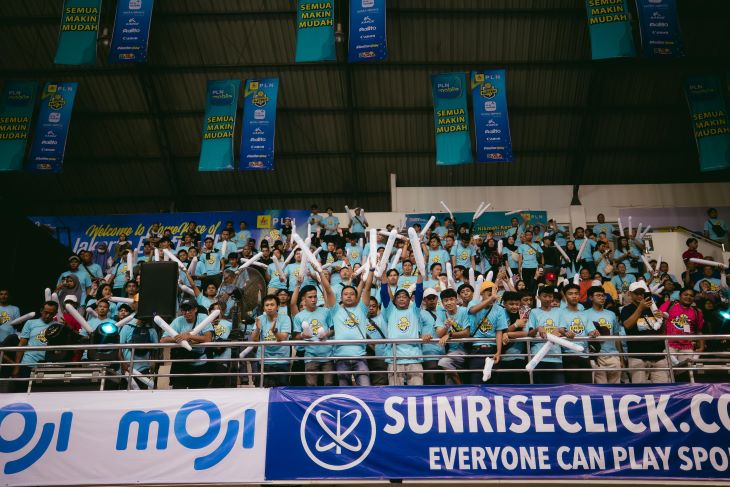 Suasana riuh supporter Jakarta Electric PLN menggema di GOR Sritex, Solo, Sabtu (3/5/2025), membawa energi positif yang membakar semangat para tim dalam pertandingan Final Four PLN Mobile Proliga 2025.