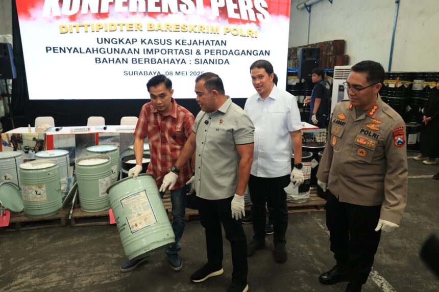 Barang bukti perdagangan Ilegal sianida. Foto: Humas Polri