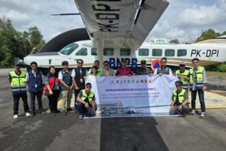 Tim Operasi Modifikasi Cuaca (OMC) wilayah Provinsi Riau di depan armada penerbangan usai penutupan OMC tahap I, pada Rabu (7/5/2025). Foto: Ist