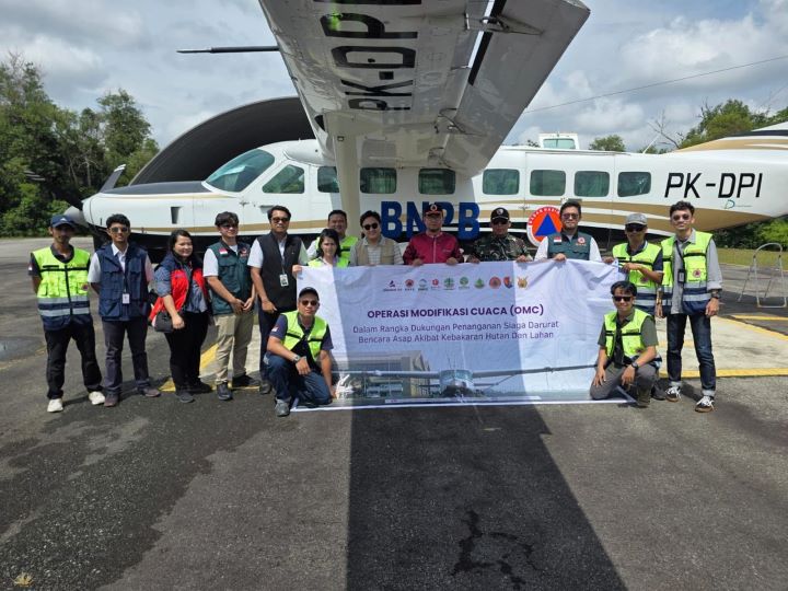 Tim Operasi Modifikasi Cuaca (OMC) wilayah Provinsi Riau di depan armada penerbangan usai penutupan OMC tahap I, pada Rabu (7/5/2025). Foto: Ist