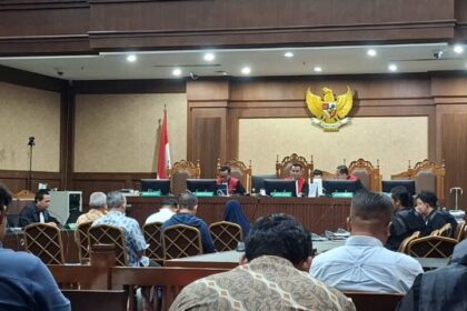 Enam mantan pejabat PT Aneka Tambang (ANTAM) Tbk dari Unit Bisnis Pengolahan dan Pemurnian Logam Mulia (UBPP LM) membacakan nota pembelaan atau pledoi dalam sidang lanjutan kasus dugaan tindak pidana korupsi pengelolaan usaha komoditas emas periode 2011–2022.