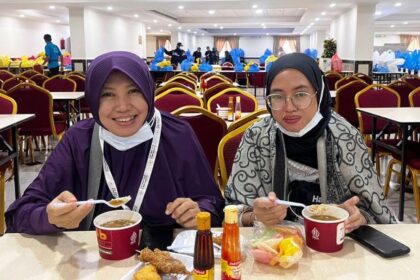 Dwi Wijayanti dan putrinya Hanifah, jemaah haji asal Kabupaten Tegal Jawa Tengah tengah menikmati Soto Boyolali di Hotel 502, Raudhah, Mekkah.