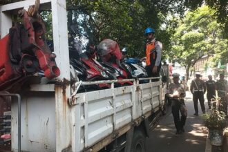 Puluhan petugas gabungan, terdiri dari Dishub, TNI, Polri, dan Satpol PP melaksanakan kegiatan operasi parkir liar di Jalan Kaimun, Kelurahan Cilandak Barat, Kecamatan Cilandak, Jakarta Selatan, pada Kamis (15/5/2025) sekitar pukul 10.00 WIB. Foto: Ist