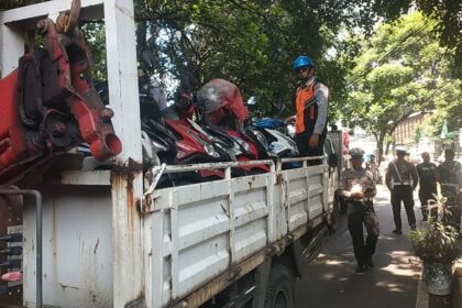 Puluhan petugas gabungan, terdiri dari Dishub, TNI, Polri, dan Satpol PP melaksanakan kegiatan operasi parkir liar di Jalan Kaimun, Kelurahan Cilandak Barat, Kecamatan Cilandak, Jakarta Selatan, pada Kamis (15/5/2025) sekitar pukul 10.00 WIB. Foto: Ist