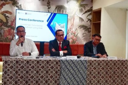 SVP Group Sustainability & Corporate Communication Ahmad Reza (kiri) dalam jumpa pers di kawasan Jakarta Selatan, Jumat (16/5/2025). Foto: Yudha Krastawan/ipol.id