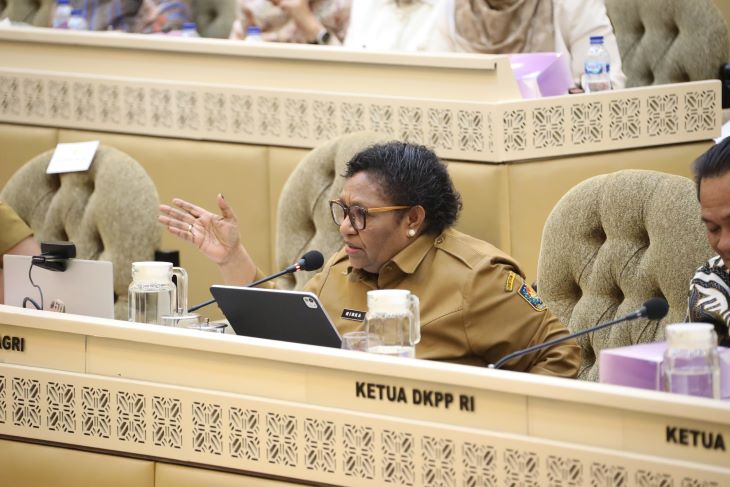 Wamendagri Ribka Haluk menjelaskan langkah mitigasi Kementerian Dalam Negeri terhadap potensi berulangnya pelaksanaan Pemungutan Suara Ulang atau PSU. Foto: Kemendagri