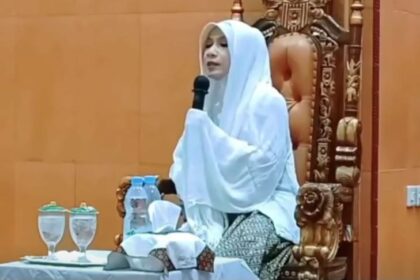 Geger diduga seorang waria dirikan paguyuban di Kendal hingga jadi Ustazah. Foto: Tangkap layar X @NeVerAl0nely