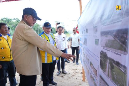 Menteri Pekerjaan Umum (PU) Dody Hanggodo saat mengunjungi Aceh Timur Selasa (24/6/2025). Foto: Ist