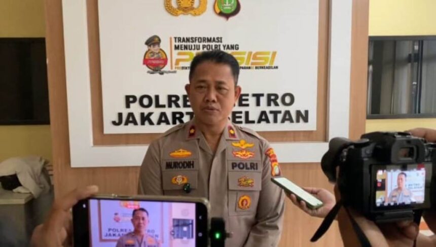 Kasi Humas Polres Metro Jakarta Selatan, Kompol Murodih saat memberikan keterangan peristiwa kebakaran di kawasan Kebon Baru, Tebet, Kamis (19/6/2025). Foto: Joesvicar Iqbal/ipol.id