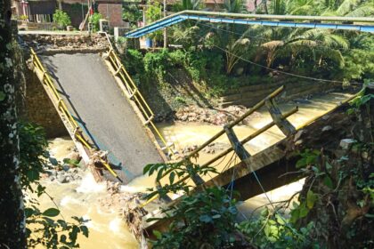 Kondisi kerusakan jembatan penghubung antara Desa Bangun dan Desa Bendoroto, di Kecamatan Munjungan, Kabupaten Trenggalek, Jawa Timur, Rabu (4/6/2025). Foto: BPBD Kabupaten Trenggalek