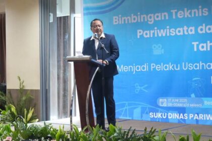 Wakil Wali Kota Jakarta Timur, Kusmanto dalam kegiatan Bimbingan Teknis (Bimtek) Pengembangan UMKM Pariwisata dan Ekonomi Kreatif 2025 di hotel di kawasan Jatinegara, Selasa (17/6/2025). Foto: Ist