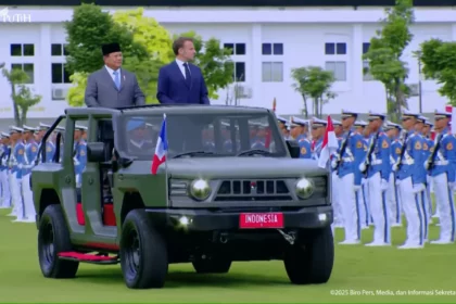 Setibanya di Akmil Magelang, Maung MV3 Irup (Inspektur Upacara) digunakan oleh Presiden RI Prabowo Subianto dan Presiden Prancis Emmanuel Macron, saat pemeriksaan pasukan. Foto: Setneg