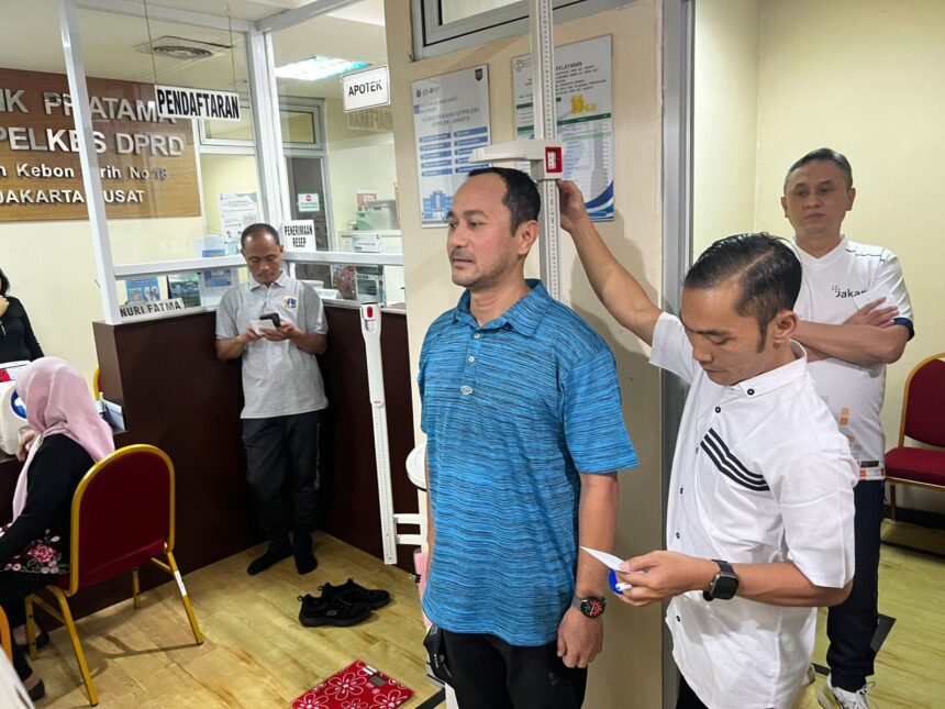 Sekwan DPRD DKI Jakarta, Agustinus (baju biru )saat melakukan cek kesehatan. Foto: dok. Sekwan DPRD DKI Jakarta