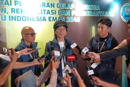 Drummer band Slank, Bimbim didampingi Ivanka sang Bassist usai meraih penghargaan dalam kegiatan memperingati Hari Anti Narkotika Internasional (HANI) 2025, di Gedung Sasono Utomo, TMII, Jakarta Timur, Kamis (26/6/2025) malam. Foto: Joesvicar Iqbal/ipol.id